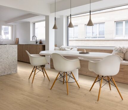 UU002 04352 ROOM